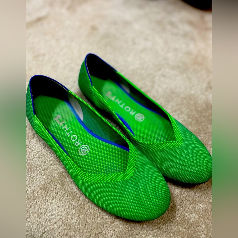 Rothy's Flat Jelly Bean Green Retired Color

Super Rare

Blue accents, size 8.5